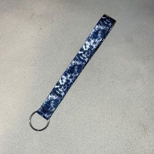 New Condition Blue & White Tie Dye Top Paw Short Keychain